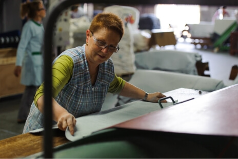 Femme en train de travailler le cuir