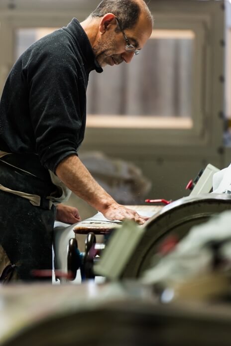 Homme en train de travailler sur un machine pour travailler le cuir