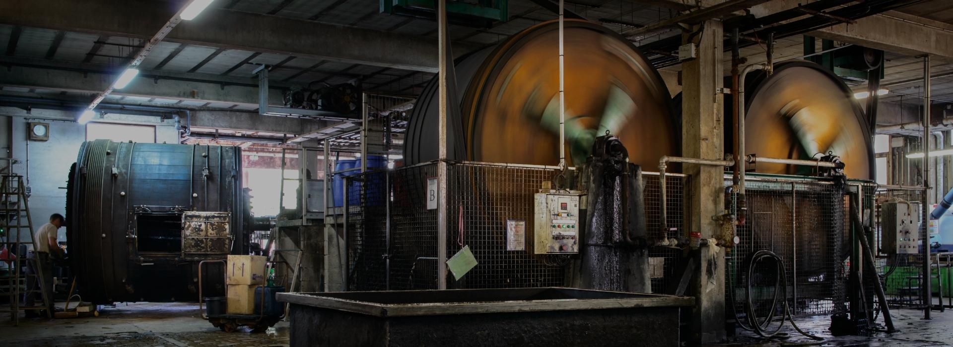 Machine pour le travail du cuir